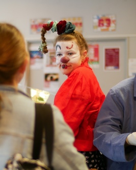 Photo d'un clown au laboratoire
